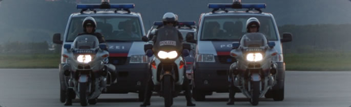 Zwei Polizeifreunde Auf Dem Straßenmotorrad Und Auto