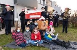 Weihnachtlicher Besuch bei SOS-Kinderdorf-Kindern